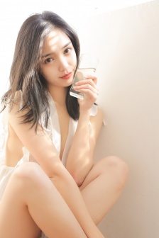 女子胸上塞纸巾夜市卖泡面